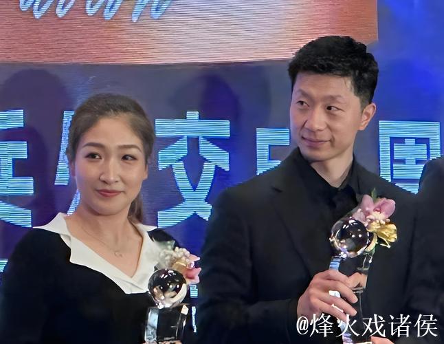 马龙刘诗雯三里屯同框，冷白皮龙队状态佳